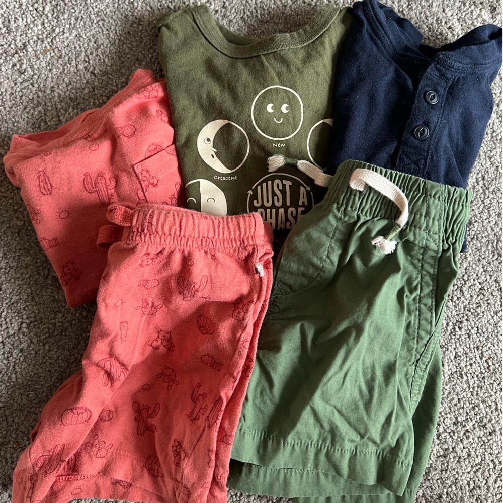 GAP 2T Bundle (t-shirts and shorts)